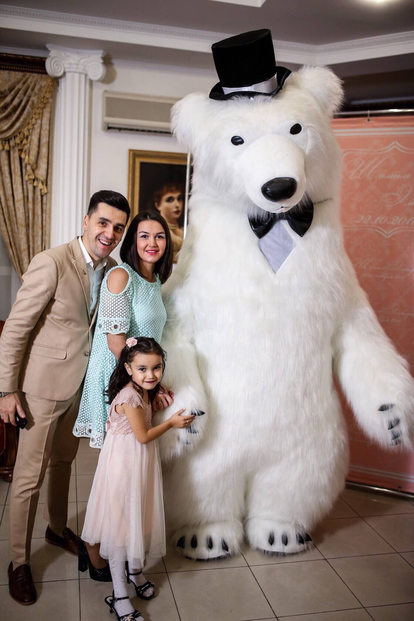 Заказать большого медведя на день рождения. Ростовой костюм белого медведя. Костюм большого белого медведя. Ростовая кукла белый медведь. Белый мишка ростовая кукла.